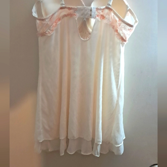 Elegant Lace Trim Chemise in Soft Pink - Picture 4 of 5